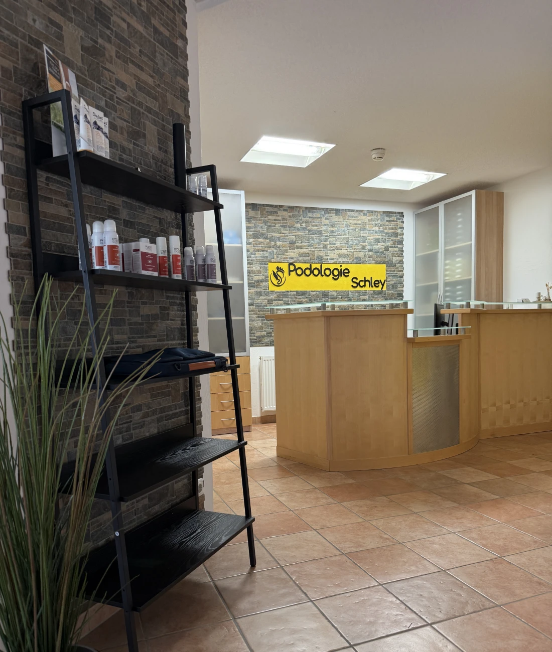 Empfang der Podologie Schley mit Logo-Wand